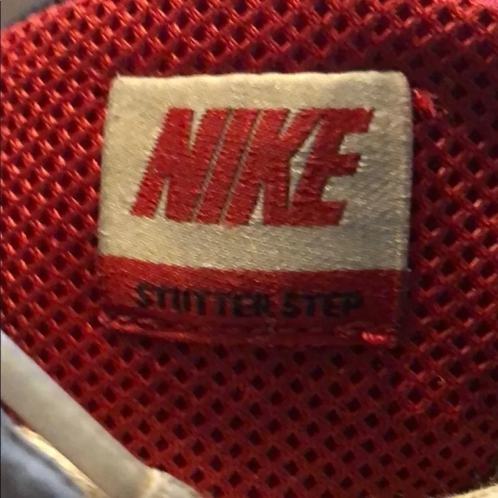 3/$15 or 5/$20 Boys size 7Y Nike stutter step basketball shoes